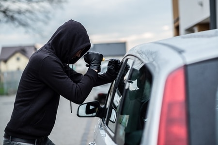 découvrez comment ouvrir une voiture avec un tournevis grâce à notre guide pratique. apprenez des techniques simples et utiles en cas de clés perdues ou oubliées à l'intérieur de votre véhicule.