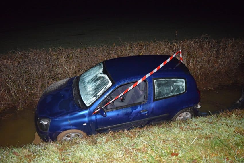 découvrez des astuces pratiques et efficaces pour sortir votre voiture embourbée. que ce soit dans la boue, la neige ou le sable, apprenez les techniques essentielles pour vous dégager sans endommager votre véhicule.